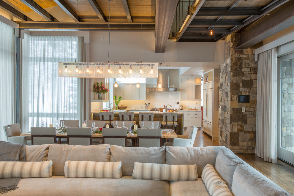 Immagine di un ampio soggiorno minimalista aperto con pavimento in legno massello medio, cornice del camino in metallo e TV a parete