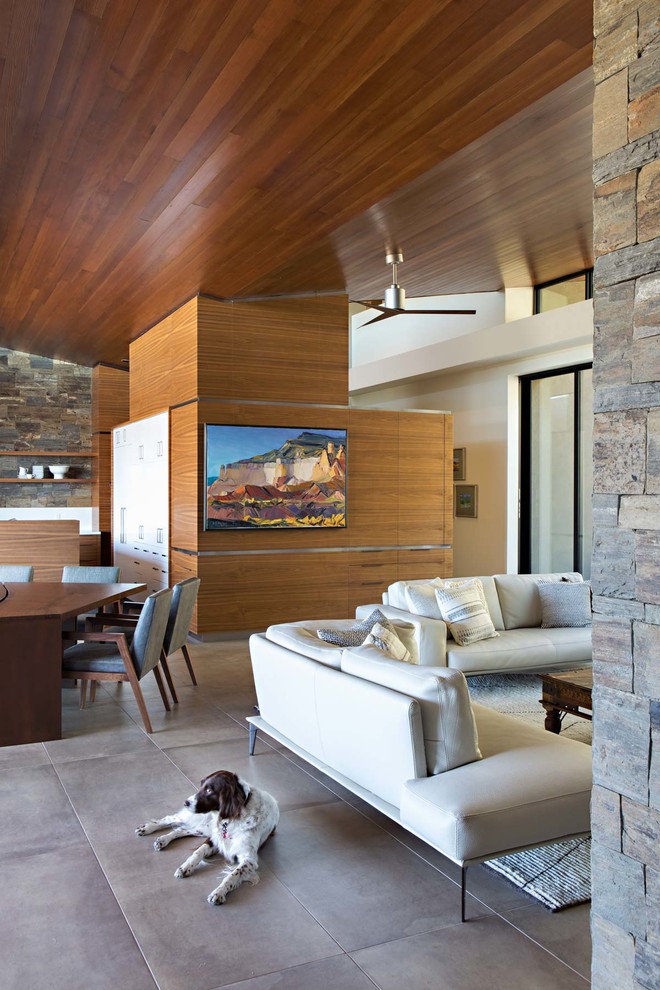 Offenes Modernes Wohnzimmer mit weißer Wandfarbe und grauem Boden in Phoenix