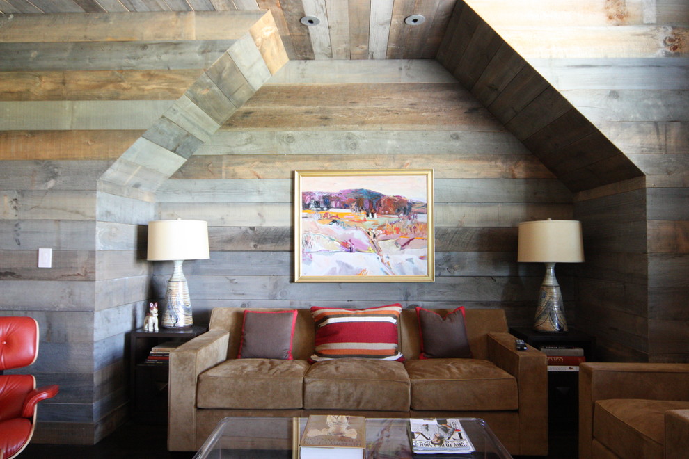 Идея дизайна: гостиная комната в стиле рустика с коричневым диваном