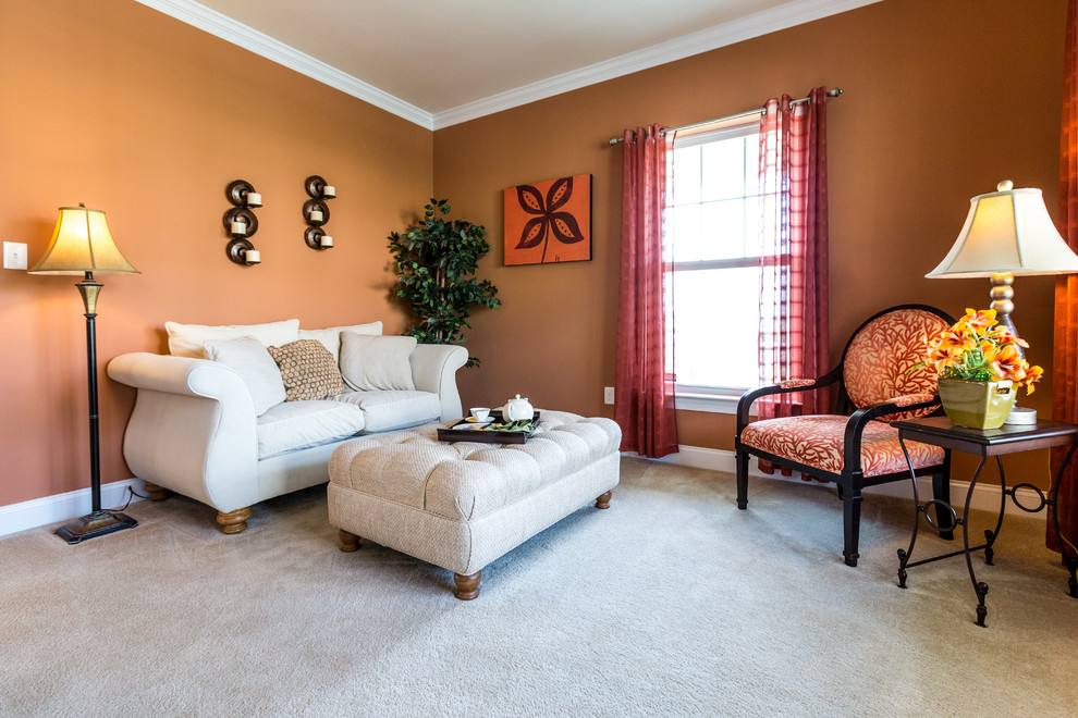 Idéer för att renovera ett litet vintage separat vardagsrum, med ett finrum, orange väggar och heltäckningsmatta