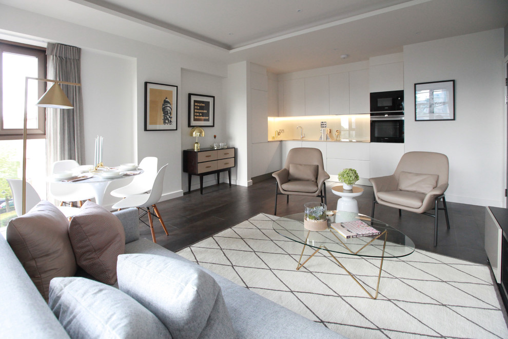 Offenes Klassisches Wohnzimmer mit weißer Wandfarbe und dunklem Holzboden in London