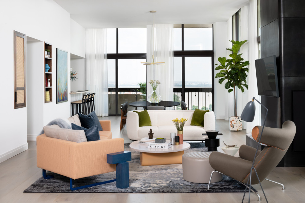 Ispirazione per un soggiorno design aperto con pareti bianche, parquet chiaro, TV a parete e pavimento beige