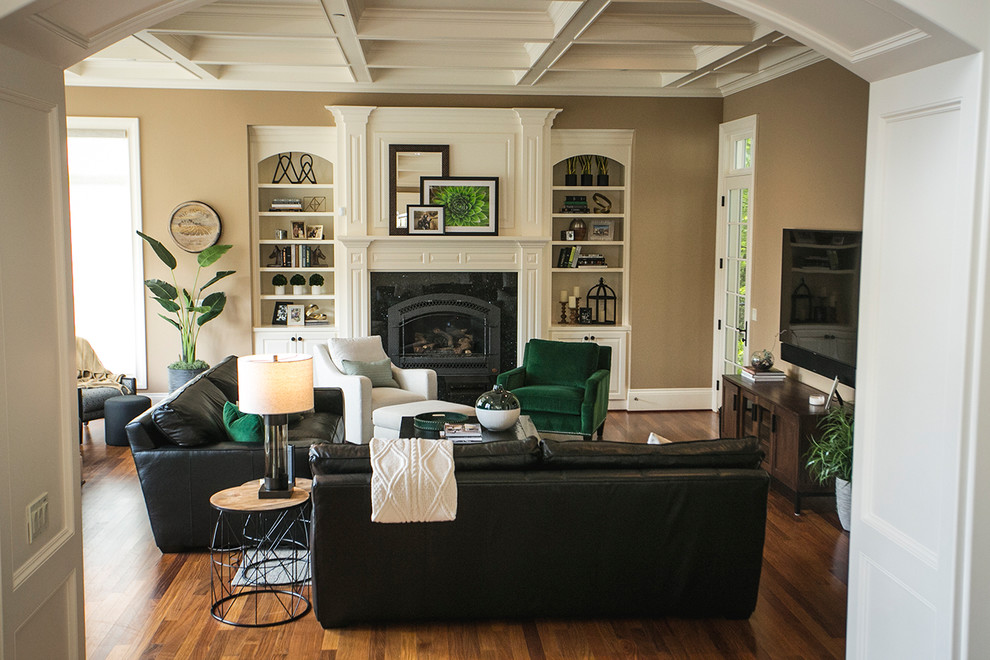 Idée de décoration pour un grand salon tradition ouvert avec un sol en bois brun, une cheminée standard, un manteau de cheminée en carrelage et un téléviseur fixé au mur.