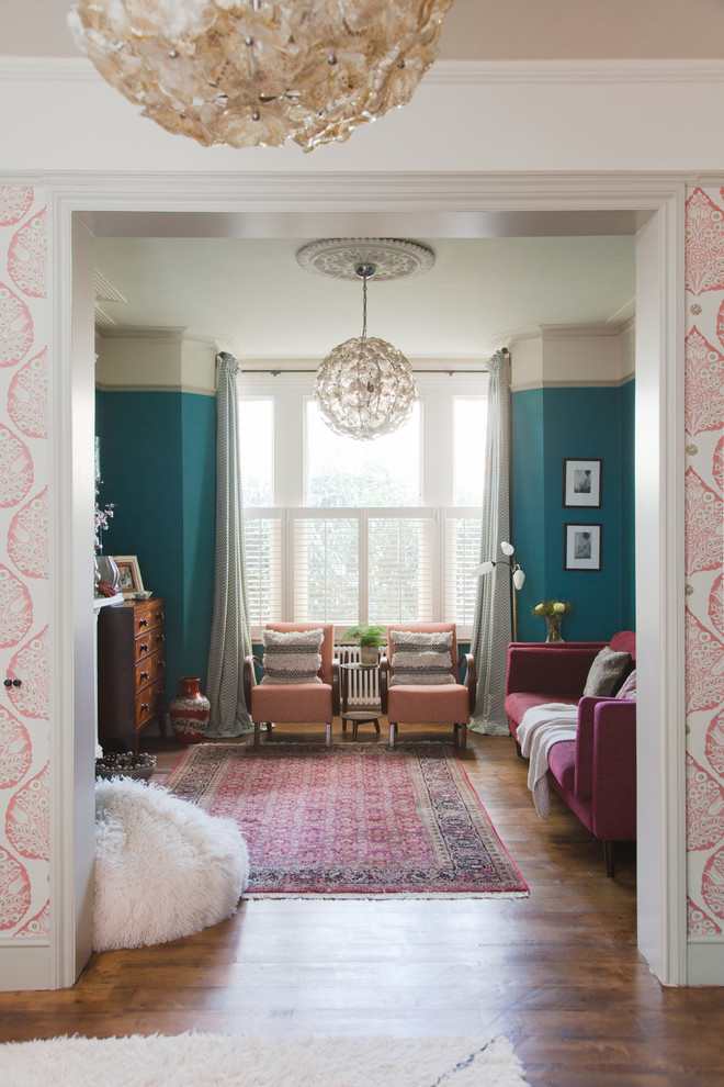 Foto de salón abierto ecléctico pequeño con paredes azules y suelo de madera en tonos medios