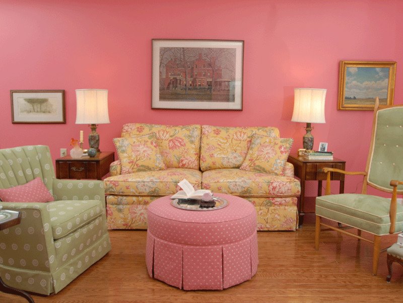 Réalisation d'un salon style shabby chic de taille moyenne et ouvert avec une salle de réception, un mur rose, parquet clair et un sol marron.