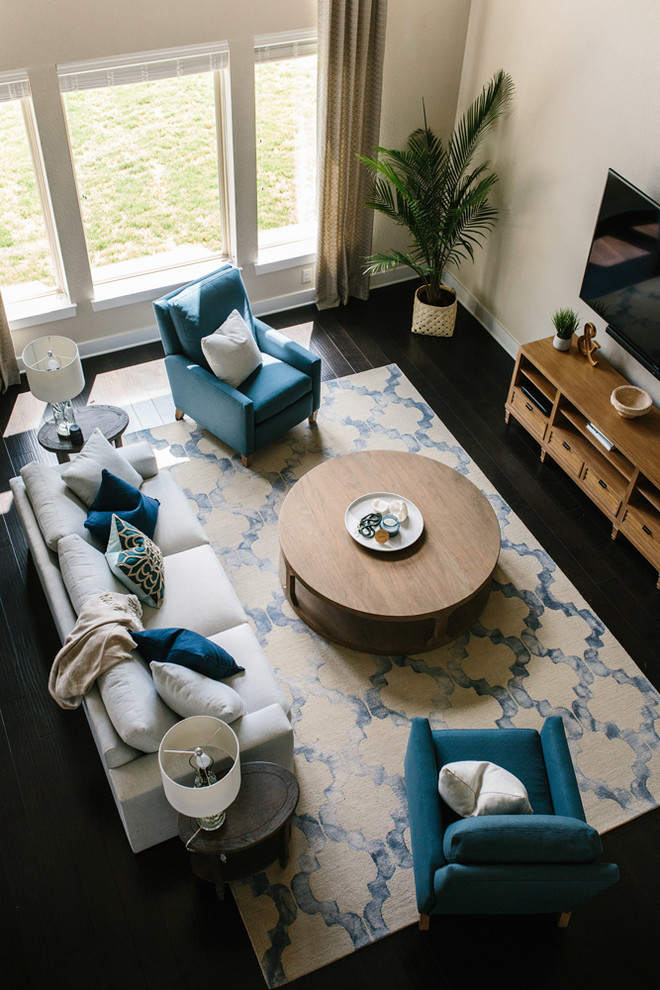 Immagine di un soggiorno minimal di medie dimensioni e stile loft con sala formale, pareti beige, parquet scuro, nessun camino, TV a parete e pavimento marrone