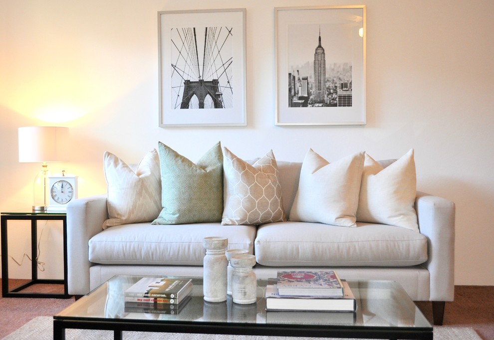 Idee per un piccolo soggiorno contemporaneo aperto con pareti beige, moquette e TV autoportante