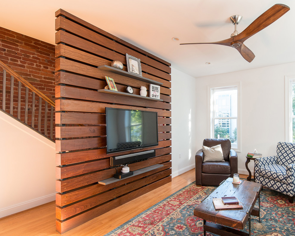 Idee per un soggiorno tradizionale di medie dimensioni e aperto con pareti bianche, parquet chiaro, TV a parete e pavimento arancione