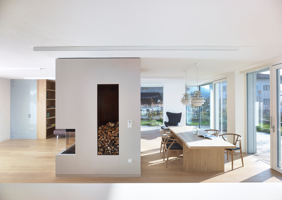 Ejemplo de salón abierto contemporáneo con paredes blancas y suelo de madera clara