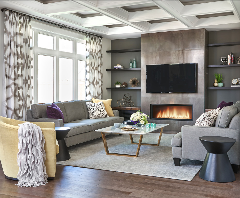 トロントにあるトランジショナルスタイルのおしゃれなLDK (茶色い壁、無垢フローリング、標準型暖炉、タイルの暖炉まわり、壁掛け型テレビ、茶色い床) の写真