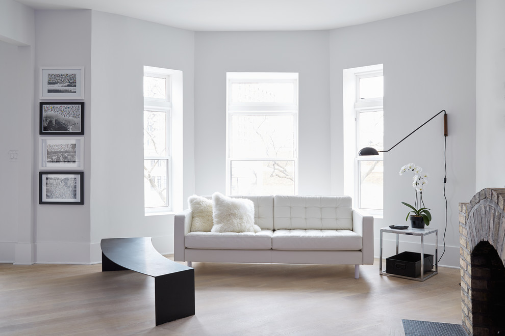 Mittelgroßes, Repräsentatives, Offenes Modernes Wohnzimmer mit weißer Wandfarbe, hellem Holzboden, Kamin und Kaminumrandung aus Backstein in Chicago