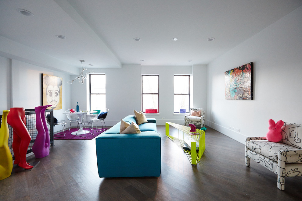 Immagine di un soggiorno eclettico aperto con pareti bianche e pavimento in legno massello medio