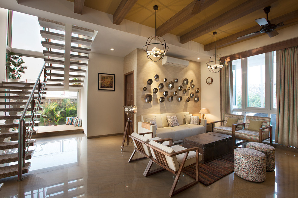 Esempio di un soggiorno contemporaneo con pareti beige e pavimento marrone