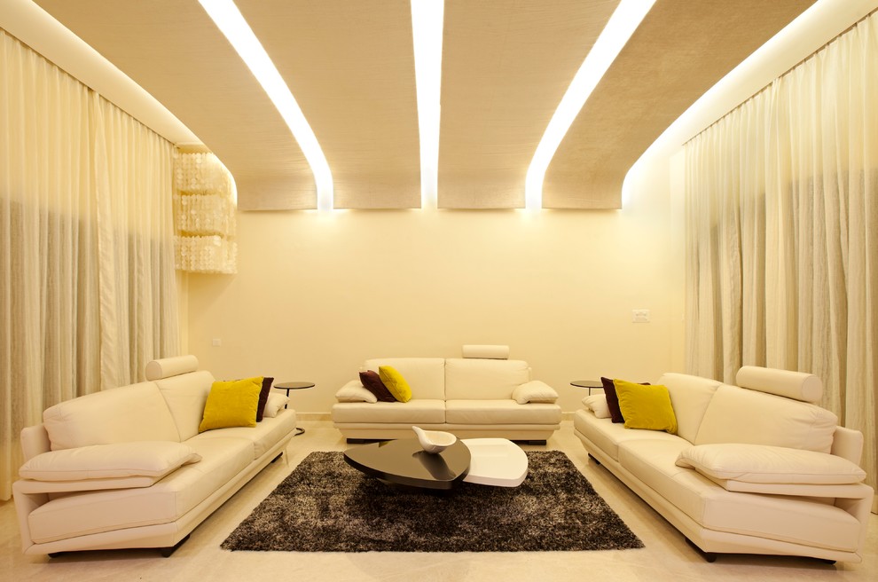 Repräsentatives, Abgetrenntes Modernes Wohnzimmer mit weißer Wandfarbe und Marmorboden in Bangalore