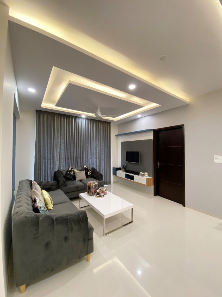Minimalist living room photo in Bengaluru
