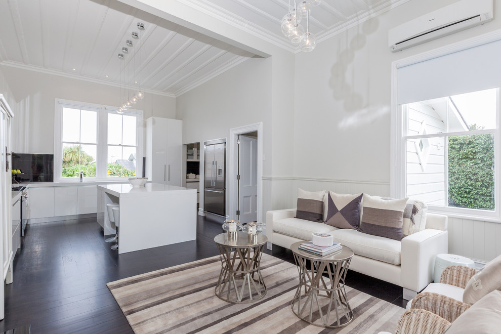 Offenes Modernes Wohnzimmer mit weißer Wandfarbe in Auckland