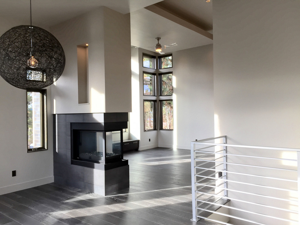 Foto de salón para visitas tipo loft minimalista de tamaño medio sin televisor con paredes beige, chimenea de doble cara y marco de chimenea de metal