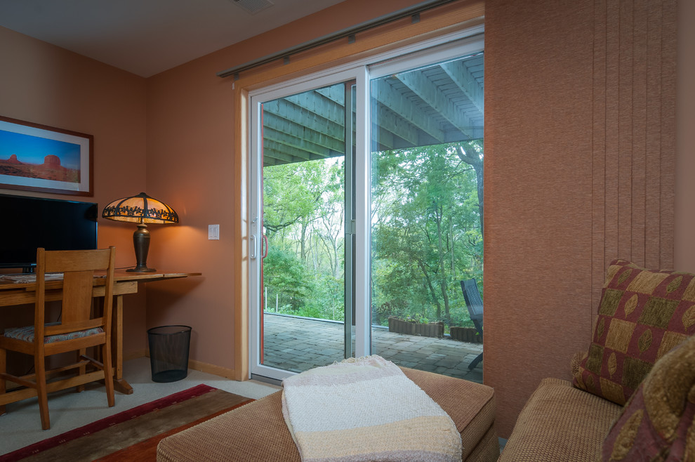 Стильный дизайн: изолированная гостиная комната среднего размера в классическом стиле с оранжевыми стенами и ковровым покрытием без камина, телевизора - последний тренд