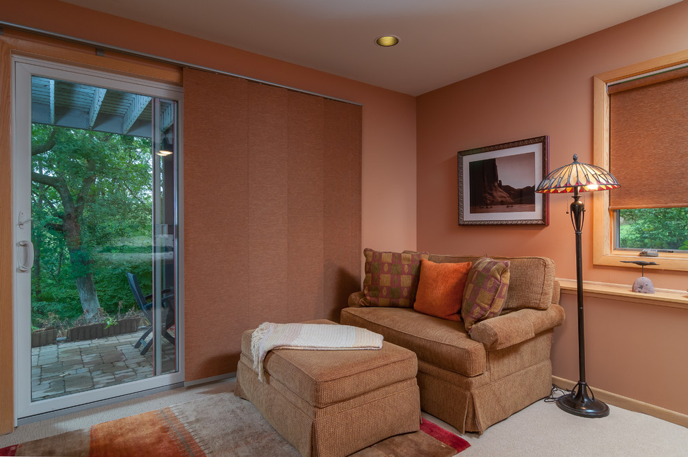 Foto di un soggiorno chic di medie dimensioni e chiuso con pareti arancioni, moquette, nessun camino e nessuna TV