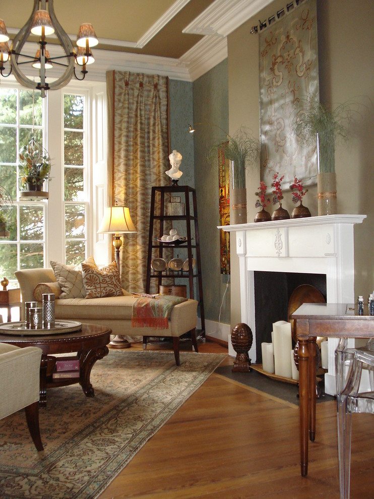 Inspiration pour un grand salon traditionnel fermé avec une salle de réception, un mur vert, un sol en bois brun, une cheminée standard, un manteau de cheminée en bois et du papier peint.