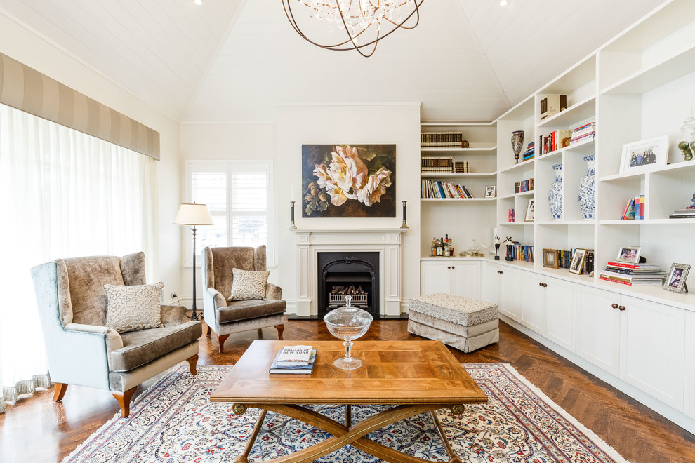 Repräsentatives, Fernseherloses Klassisches Wohnzimmer mit weißer Wandfarbe, braunem Holzboden und Kamin in Perth