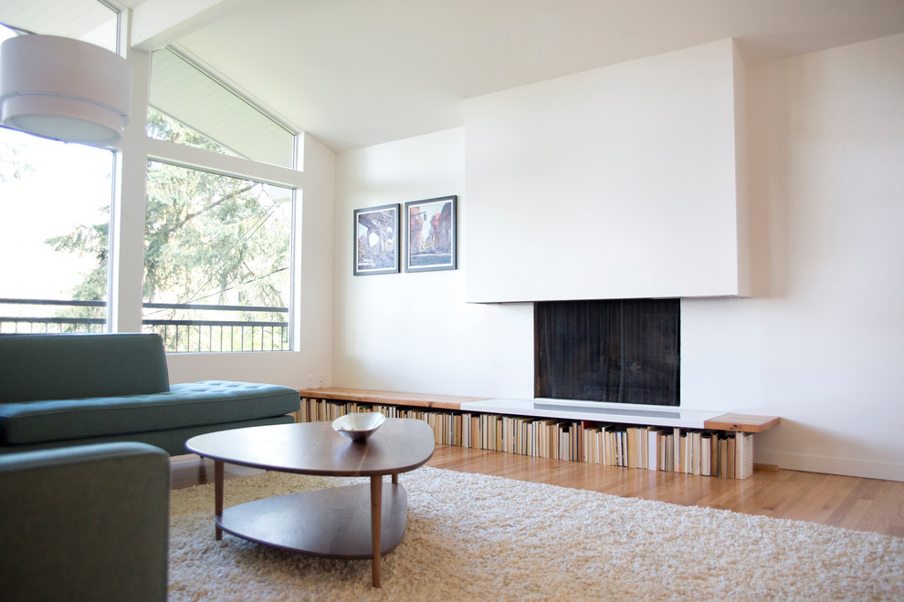 Modelo de salón moderno con paredes blancas, suelo de madera clara, todas las chimeneas y marco de chimenea de yeso