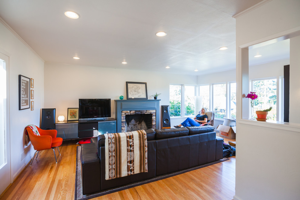 Свежая идея для дизайна: гостиная комната среднего размера в стиле ретро - отличное фото интерьера