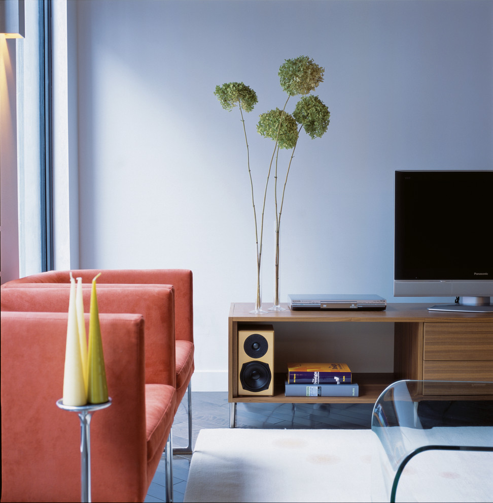 Imagen de salón para visitas tipo loft moderno de tamaño medio sin chimenea con paredes blancas, moqueta y televisor independiente