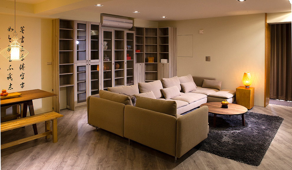Ejemplo de salón abierto asiático pequeño con paredes blancas y suelo de madera en tonos medios