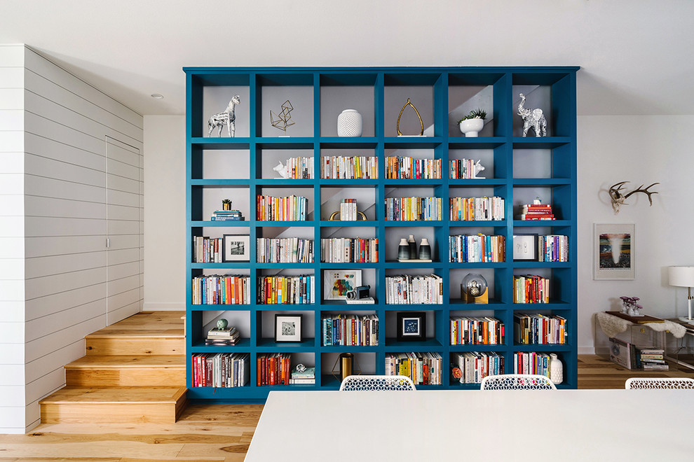 Idee per un grande soggiorno scandinavo aperto con libreria, pareti bianche, parquet chiaro, nessun camino e nessuna TV
