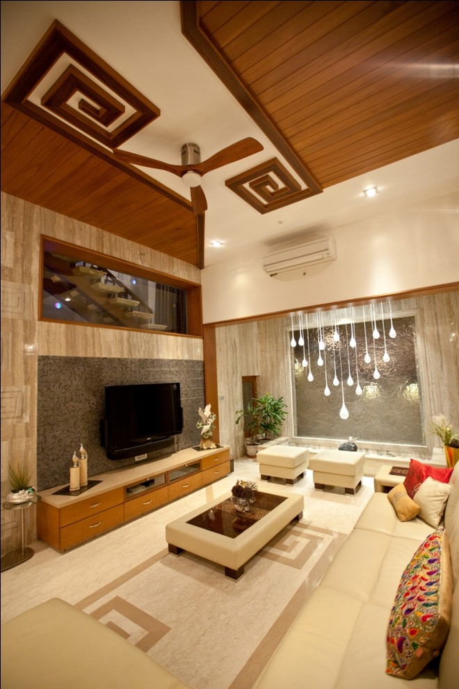 バンガロールにある高級な中くらいなアジアンスタイルのおしゃれなリビング (ベージュの壁、大理石の床、壁掛け型テレビ) の写真