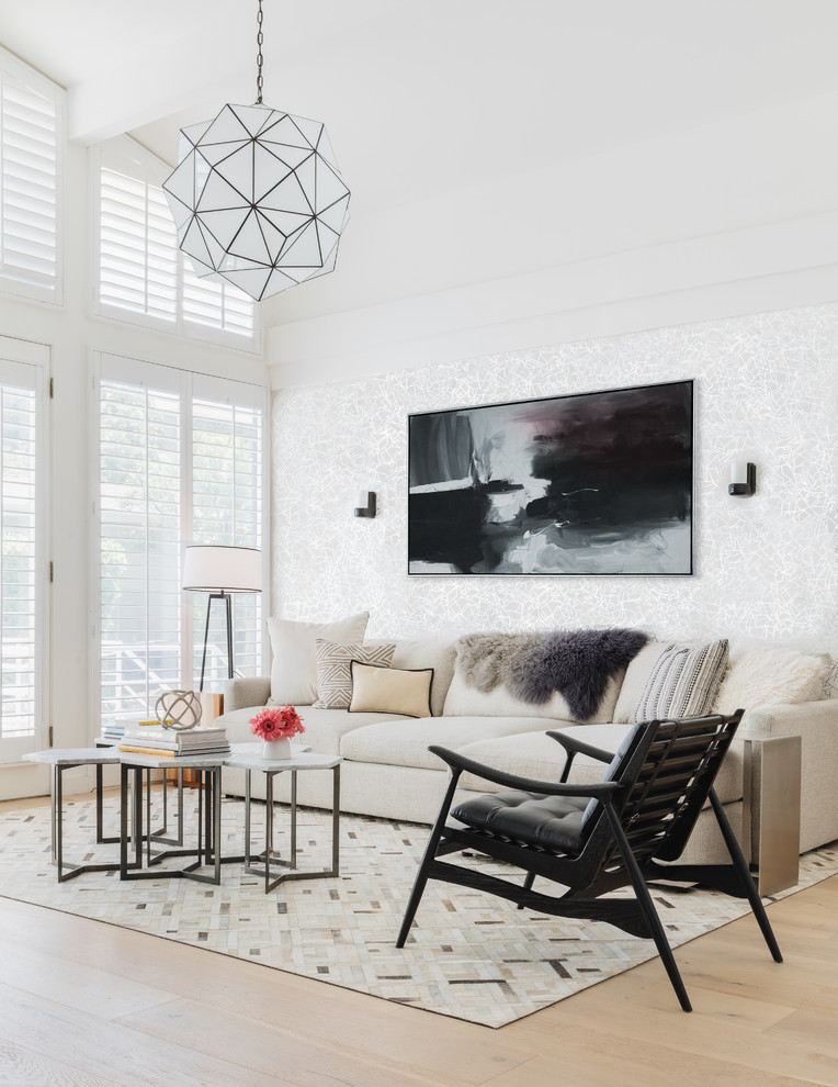 Offenes Modernes Wohnzimmer mit weißer Wandfarbe und hellem Holzboden in Los Angeles