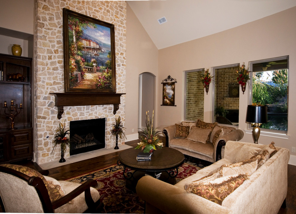 Example of a classic living room design in Dallas