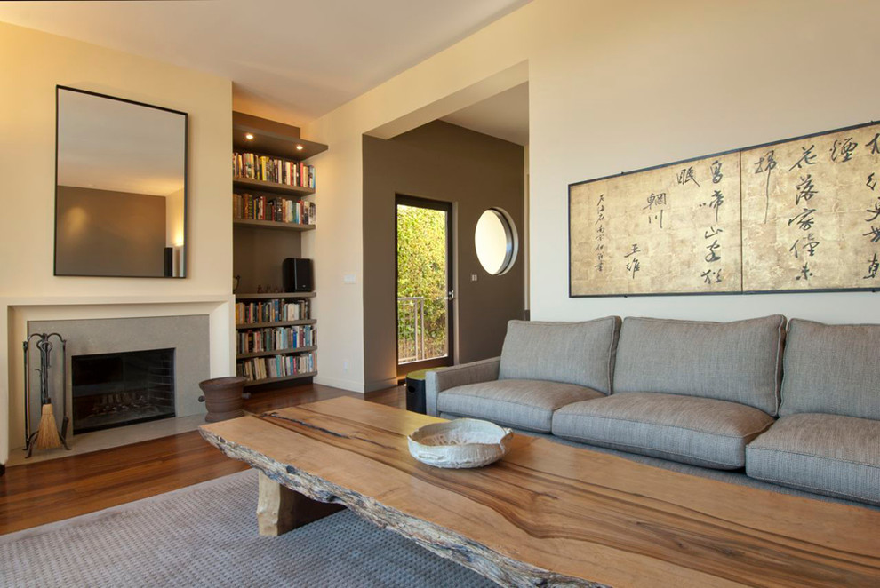 Fernseherloses, Abgetrenntes Asiatisches Wohnzimmer mit beiger Wandfarbe, Kamin und braunem Boden in San Francisco