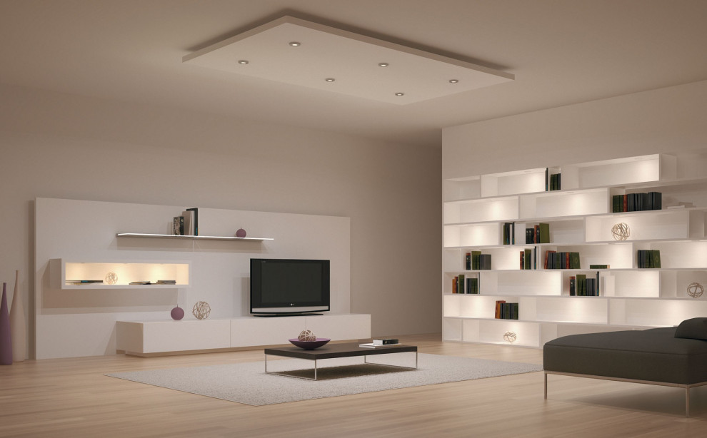Esempio di un grande soggiorno moderno con pareti bianche, parquet chiaro, TV autoportante, pavimento beige e carta da parati