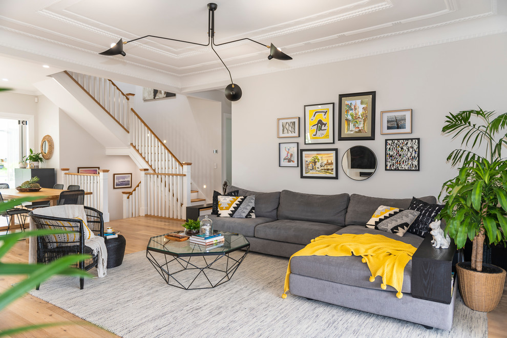 Mittelgroßes, Offenes Klassisches Wohnzimmer mit grauer Wandfarbe, hellem Holzboden und beigem Boden in Brisbane