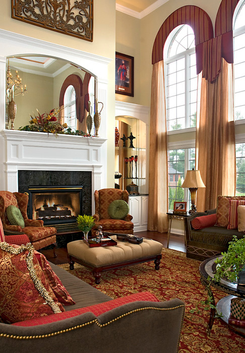 Immagine di un grande soggiorno classico con sala formale e parquet scuro