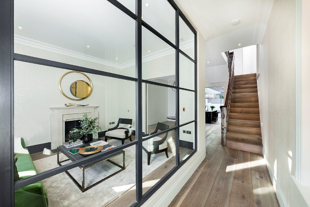 Großes Klassisches Wohnzimmer mit weißer Wandfarbe und braunem Holzboden in London