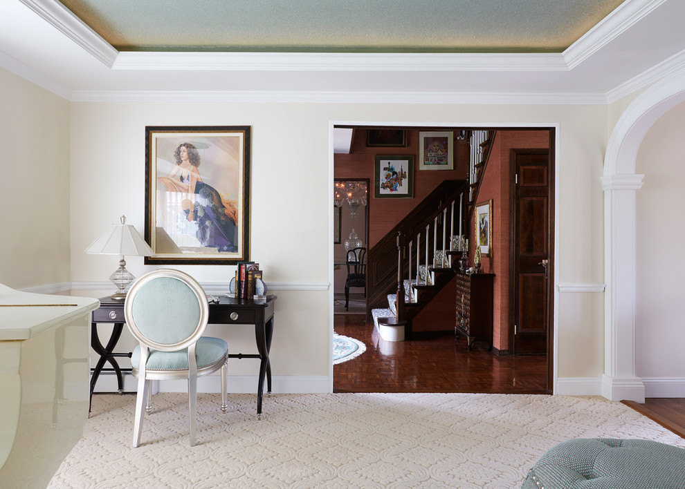 Mittelgroßes, Repräsentatives, Fernseherloses, Abgetrenntes Modernes Wohnzimmer ohne Kamin mit weißer Wandfarbe und Teppichboden in New York
