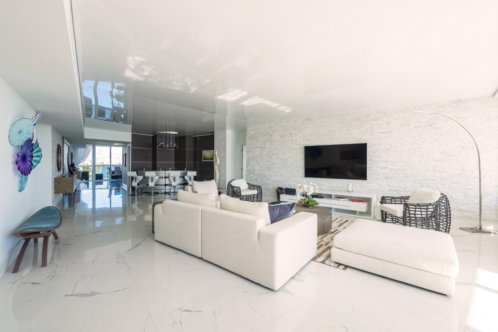Свежая идея для дизайна: большая открытая гостиная комната в современном стиле с белыми стенами, мраморным полом, телевизором на стене, белым полом и потолком с обоями - отличное фото интерьера