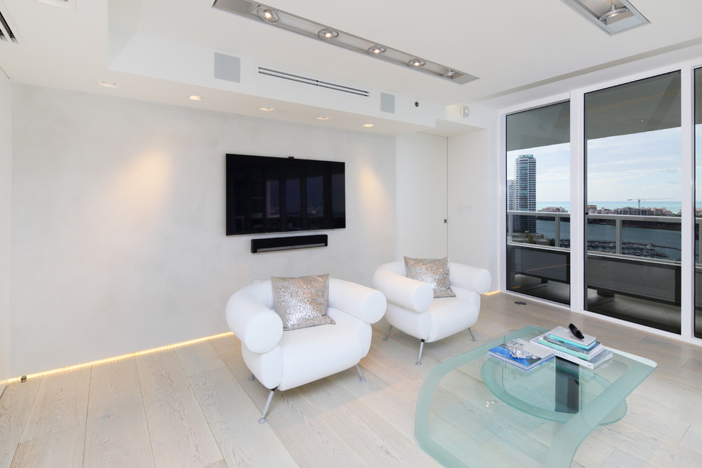 Modernes Wohnzimmer mit grauer Wandfarbe in Miami