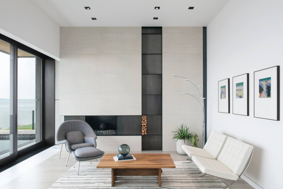 Imagen de salón moderno con paredes blancas, todas las chimeneas y suelo gris