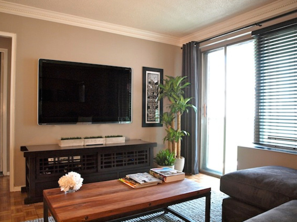 Foto de salón cerrado tradicional renovado pequeño con paredes grises, suelo de madera clara y televisor colgado en la pared
