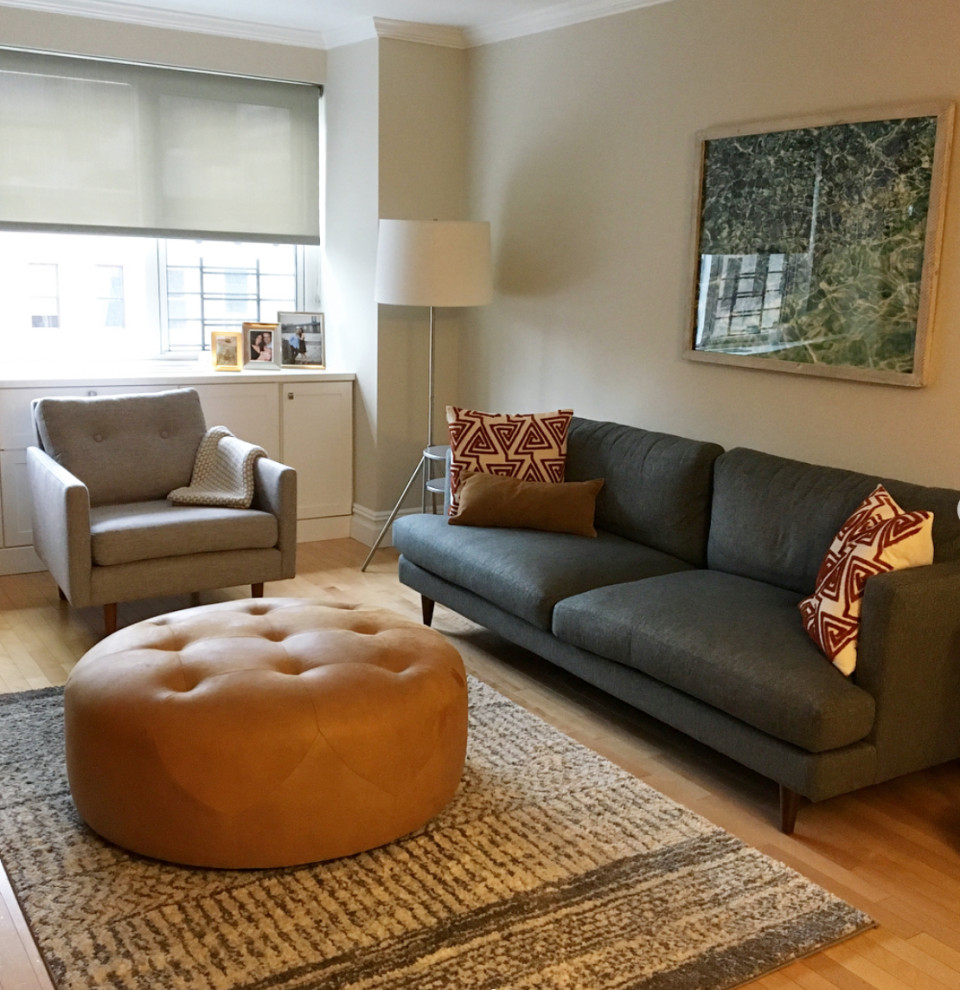 Kleines, Abgetrenntes Retro Wohnzimmer mit beiger Wandfarbe, Teppichboden und braunem Boden in New York