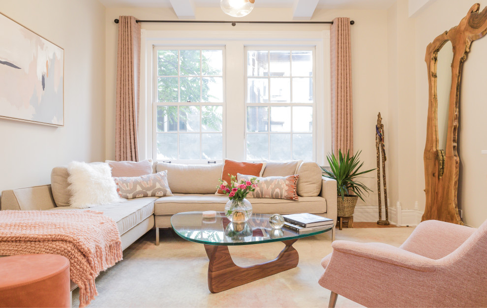 Modernes Wohnzimmer mit beiger Wandfarbe, braunem Holzboden, braunem Boden und freigelegten Dachbalken in New York