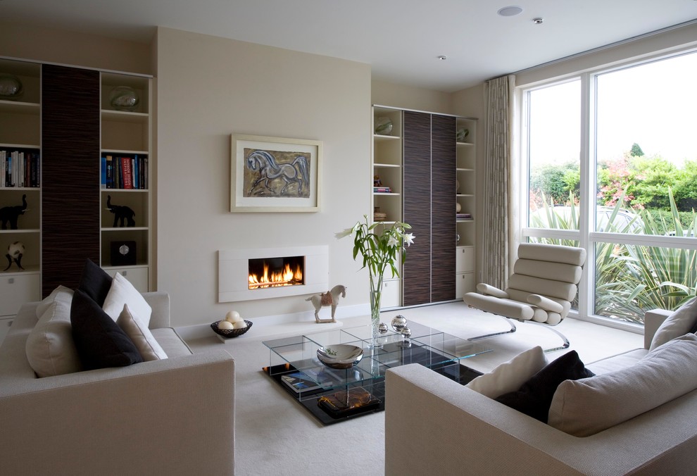 Mittelgroßes, Offenes Modernes Wohnzimmer mit weißer Wandfarbe, Porzellan-Bodenfliesen und Kamin in Edinburgh