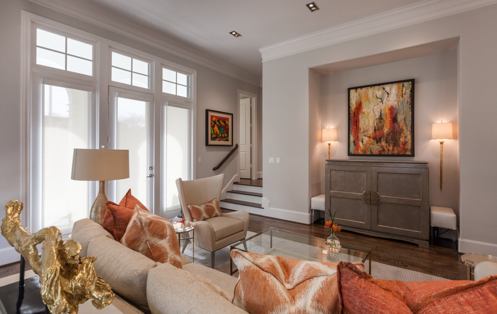 Imagen de salón para visitas abierto clásico de tamaño medio sin chimenea y televisor con paredes grises y suelo de madera en tonos medios