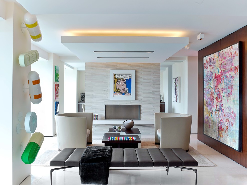 Immagine di un soggiorno design chiuso con sala formale, pareti multicolore, camino lineare Ribbon e cornice del camino in pietra