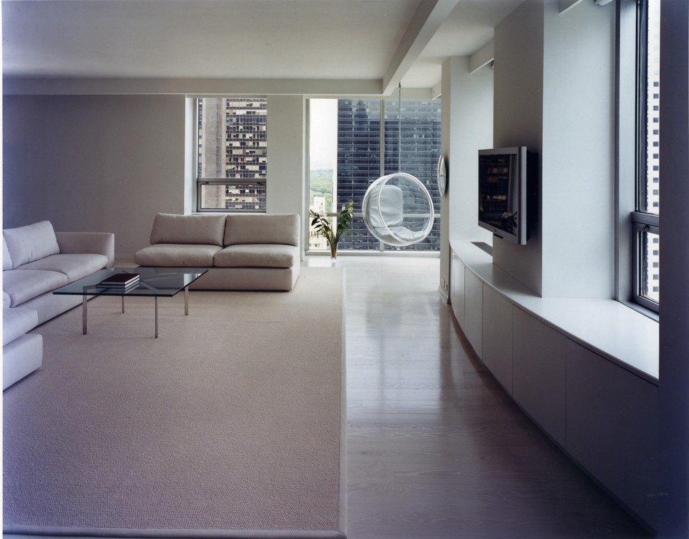 Foto di un grande soggiorno minimal chiuso con sala formale, pareti bianche, parquet chiaro, TV a parete e pavimento beige