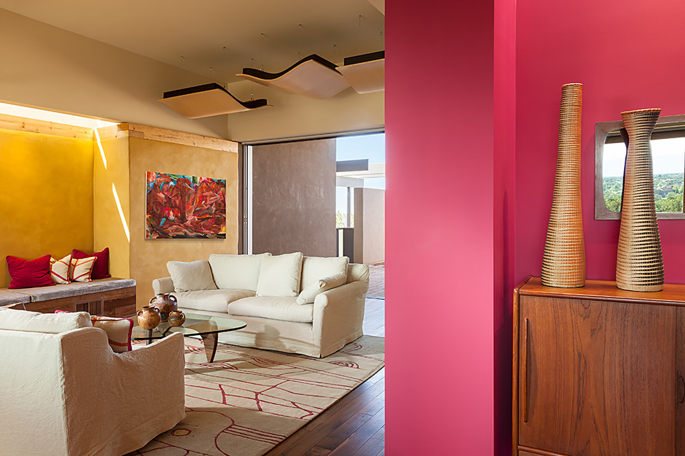 Esempio di un soggiorno contemporaneo di medie dimensioni e aperto con pareti gialle, pavimento in legno massello medio e sala formale